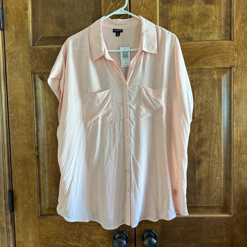 Brand New w/Tags TORRID Lightweight Peach Women's Blouse - Size 2X
